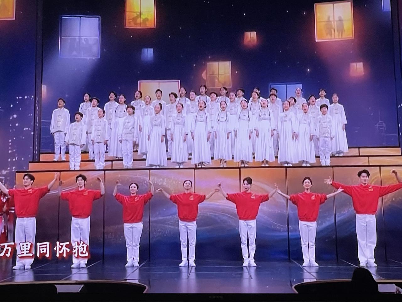 现在央视春晚的总导演越来越聪明了。自从黄绮珊领唱结束曲难忘今宵翻车以后，再也不请