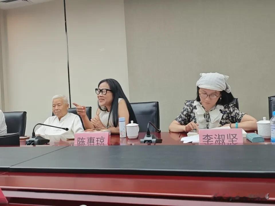 七律·贺《莽王》付梓
其一
 
耕书廿载铸鸿章，渔采宋风续水梁山。
笔补名著留白