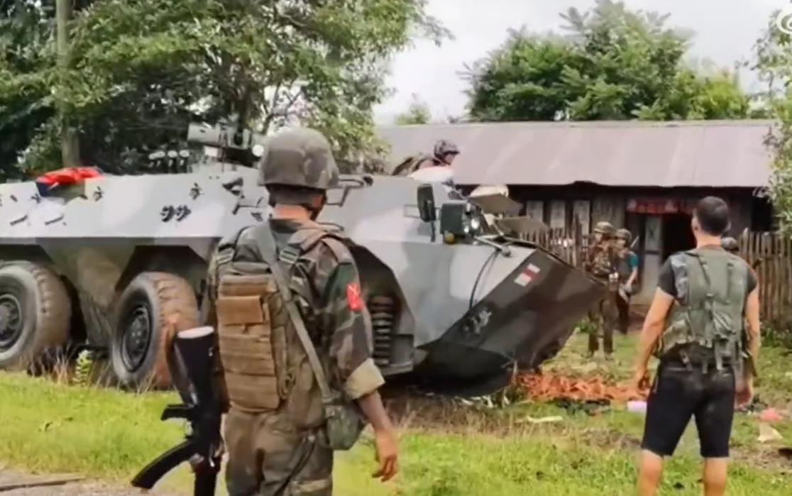 克钦独立军缴获一台国产装甲车！

这辆缅甸政府军装备的装甲车，完好无损，但是陷在