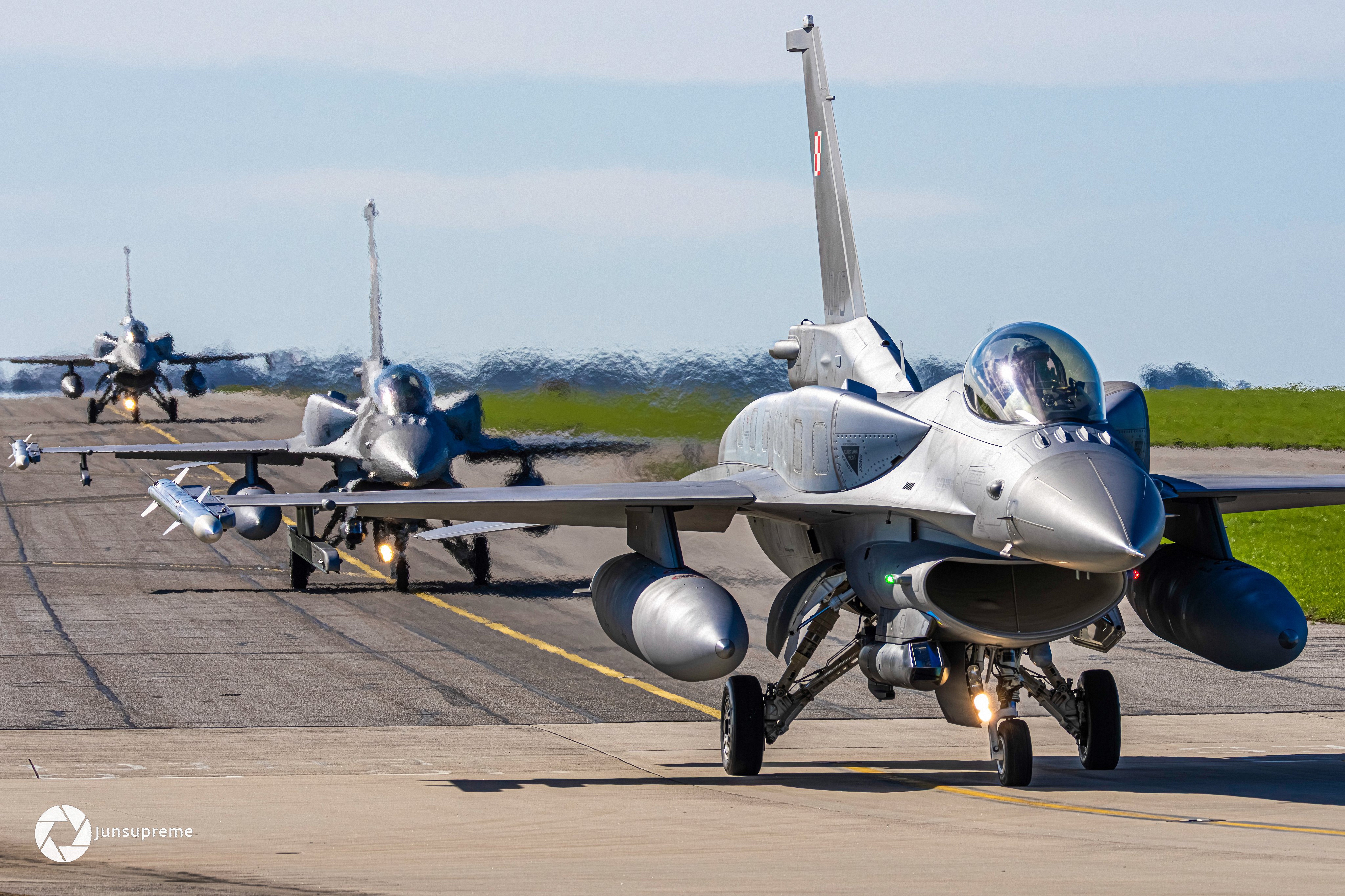 高分辨率图像 近日的波兰F16，保形油箱很醒目，照片作者：X