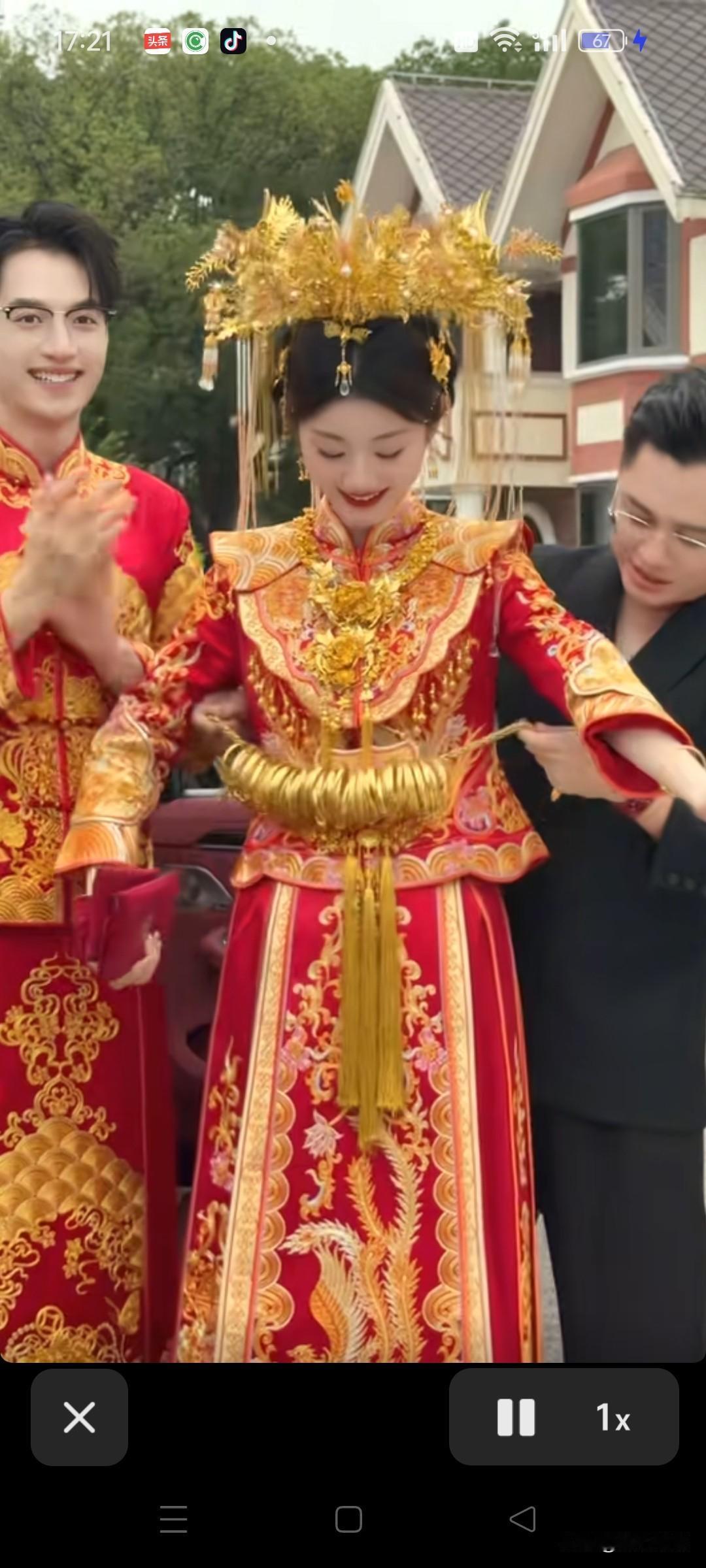 一对新人穿着传统婚服，正在拍婚纱照。