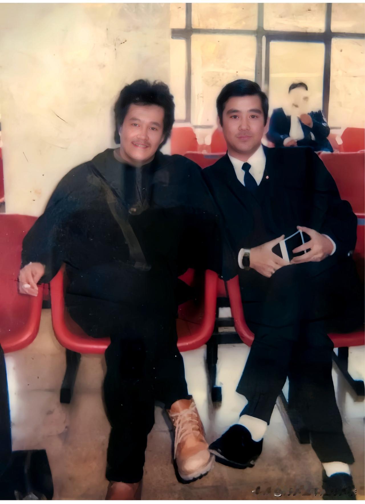 这是1990年赵本山在春节联欢晚会结束后与甲继海的一张合影老照片，当时赵本山33