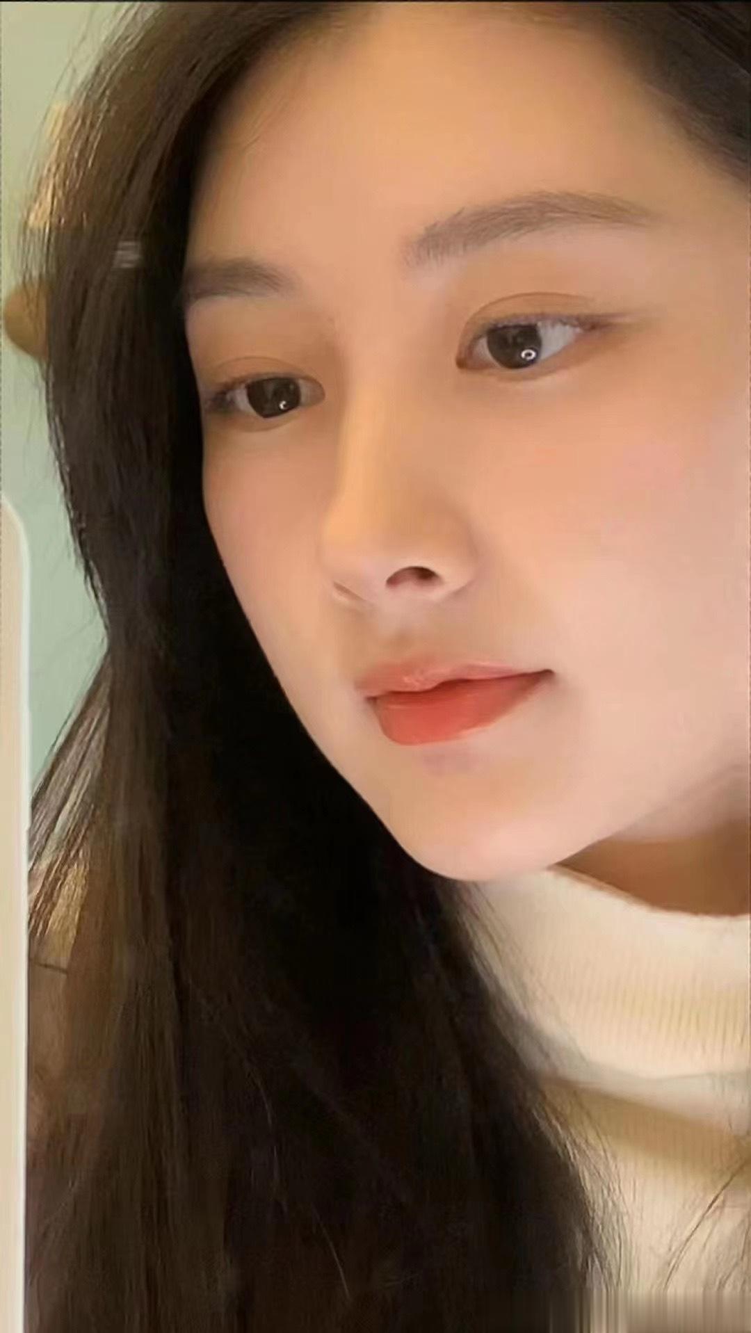 交臂的刹那，我知道自己是容不下孤独的你的脸上开满桃花可我不该对你温情脉脉思考女人