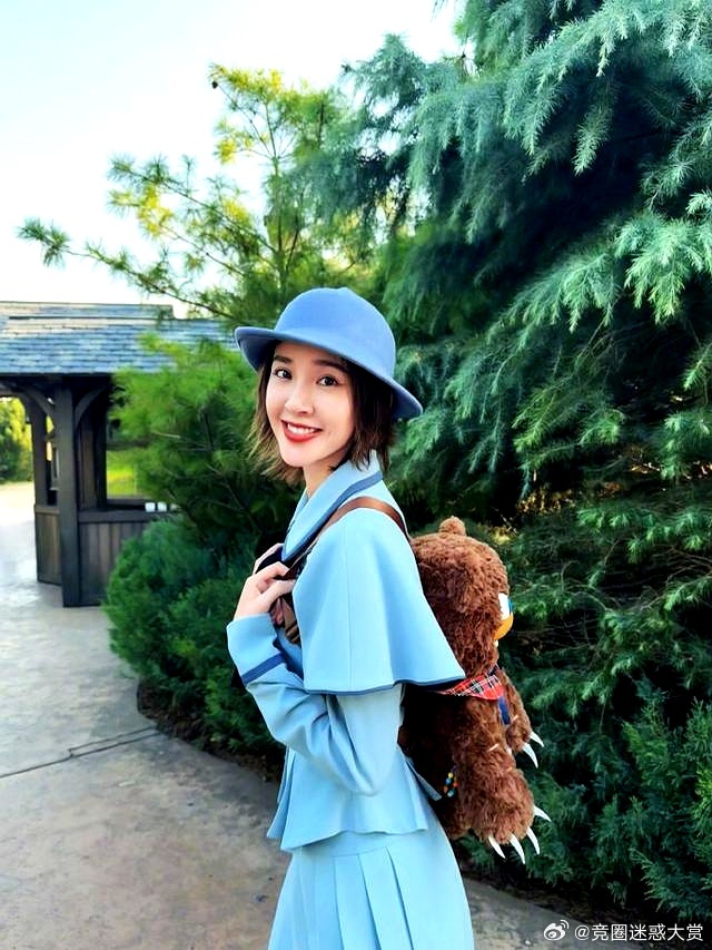 唐艺昕女儿接唐艺昕回家唐艺昕工作结束现身场外，女儿早早等候接机，小宝贝乖巧等候贴