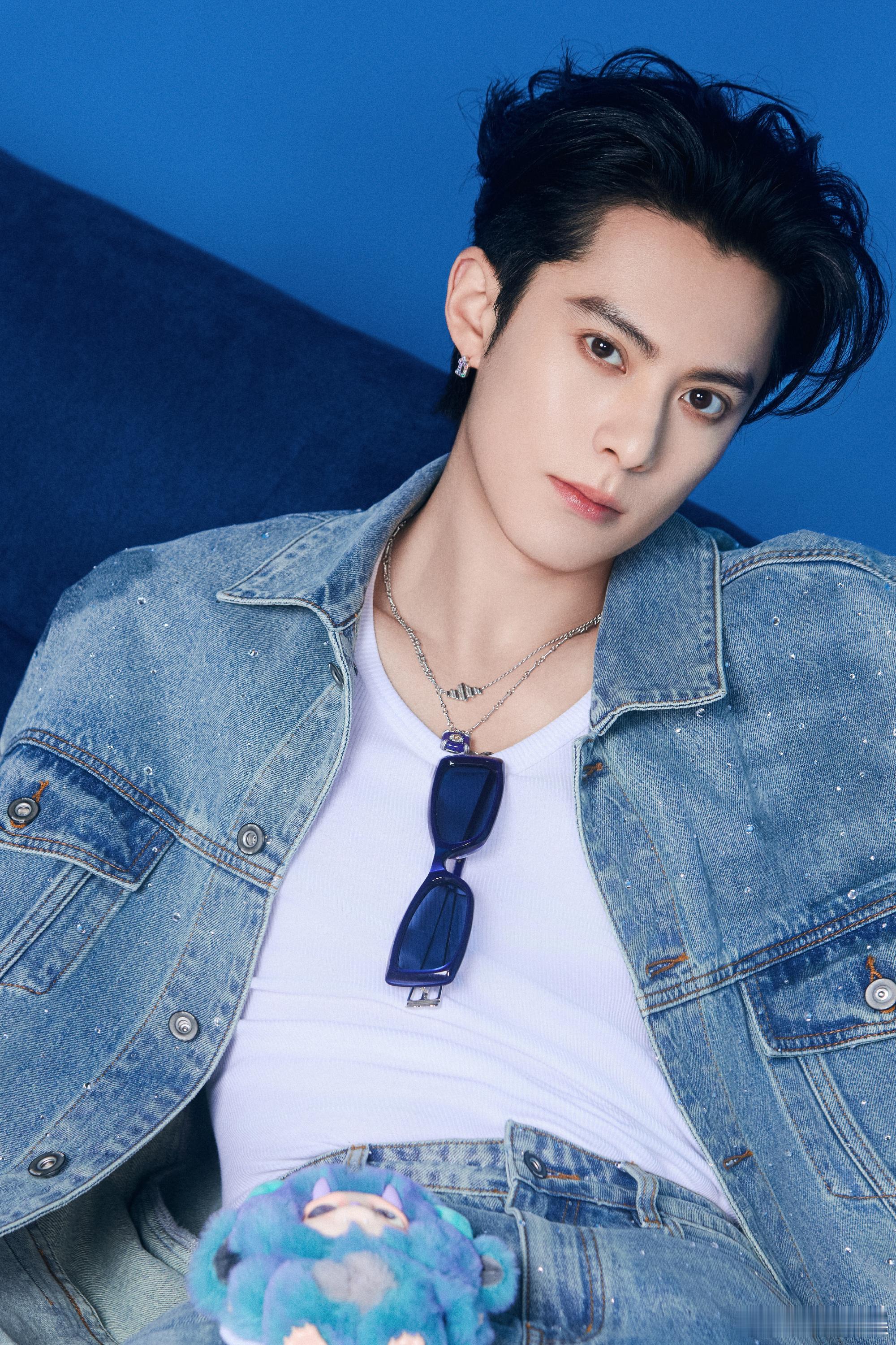 王鹤棣全身牛仔王鹤棣细闪牛仔套装王鹤棣细闪牛仔套装，好看，真不错 ​​​