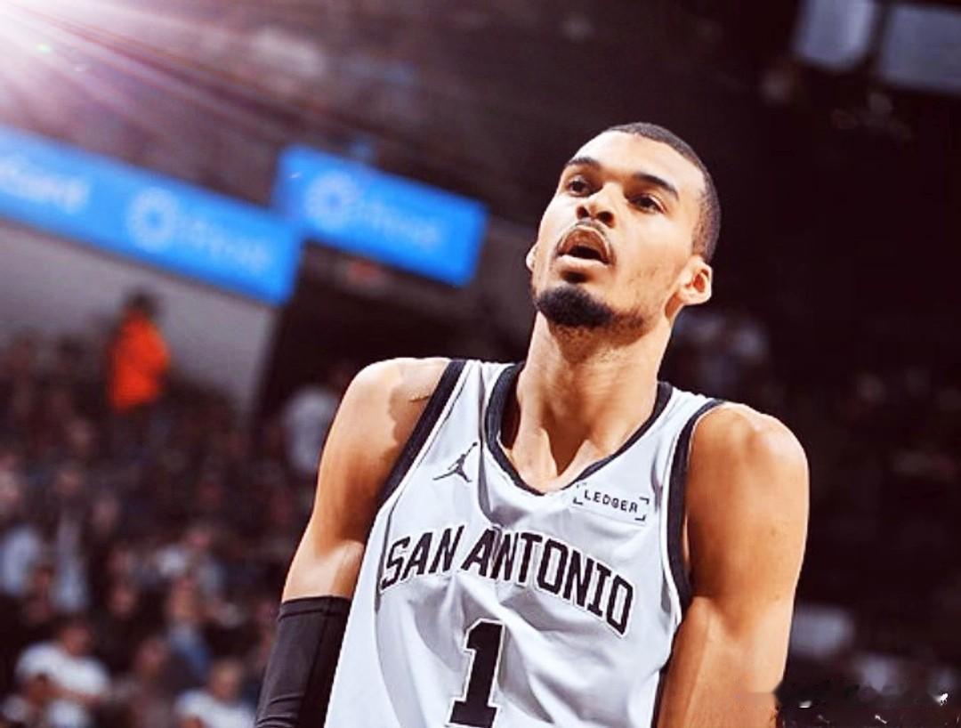 文班亚马与弗拉格的天赋状元对决，本该是全场焦点，却被马刺二年级生卡斯尔彻底抢戏。