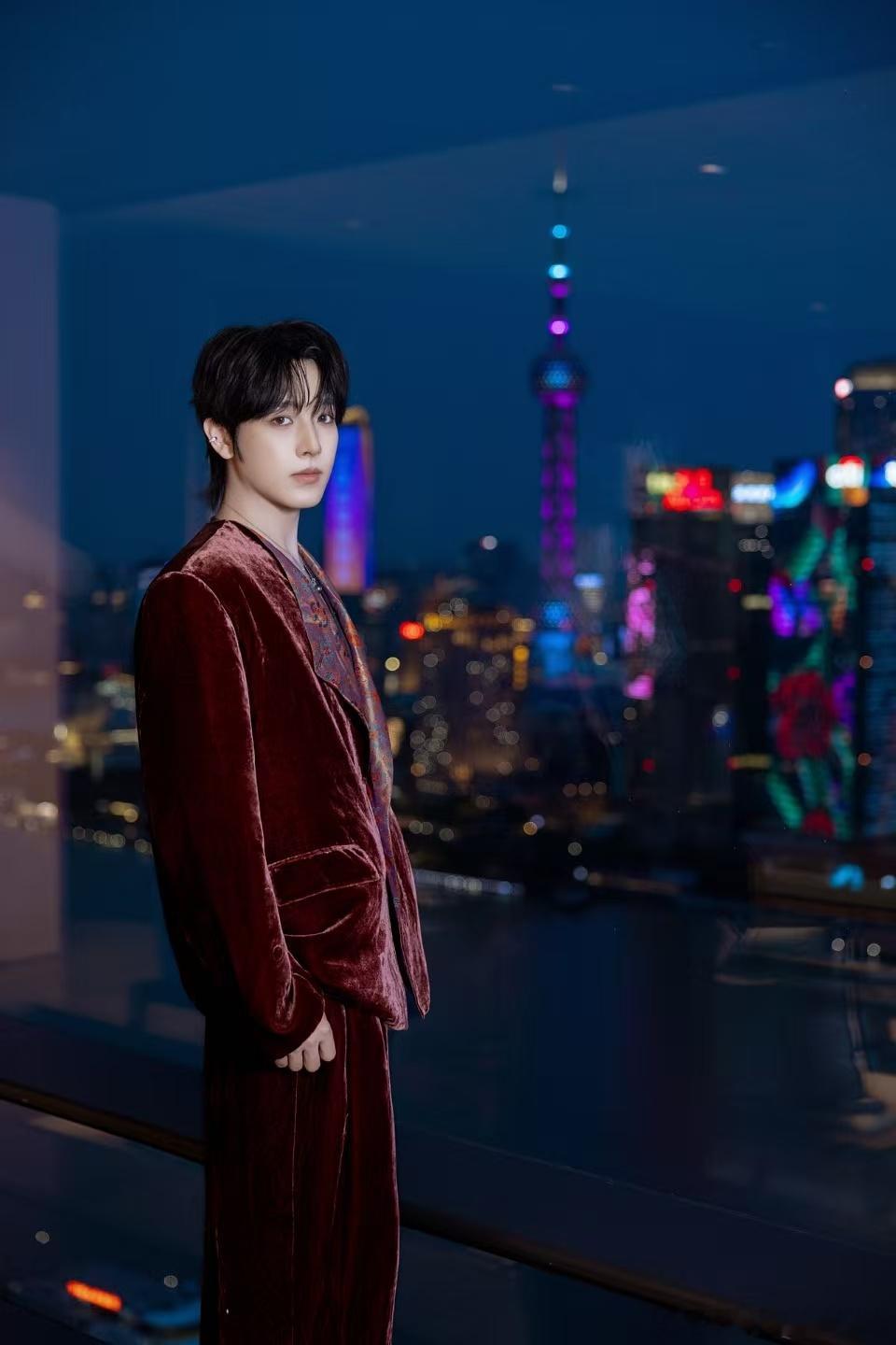 白子奕上海下暴雨出席活动白子奕在上海外滩拍摄夜景大片 上海外滩下大暴雨都拦不住白