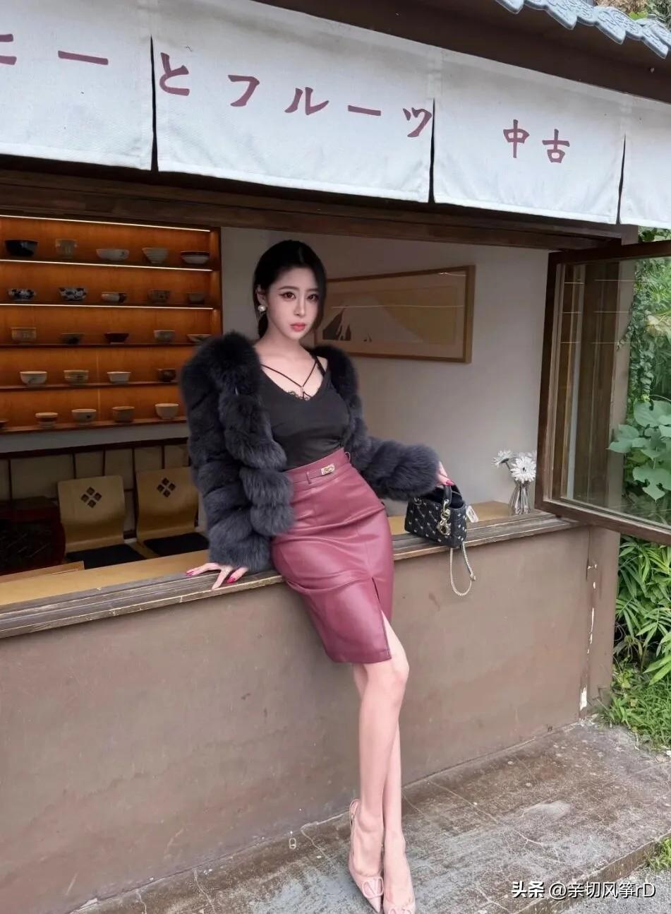 优雅冬日穿搭，皮裙与毛绒外套的完美结合美女的美丽瞬间分享 好看的吊带裙搭配有哪些