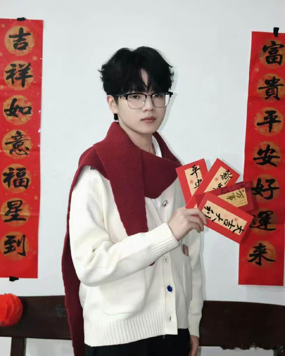 花花新年照片好萌 两周淘汰王来拜年咯。AG和平精英