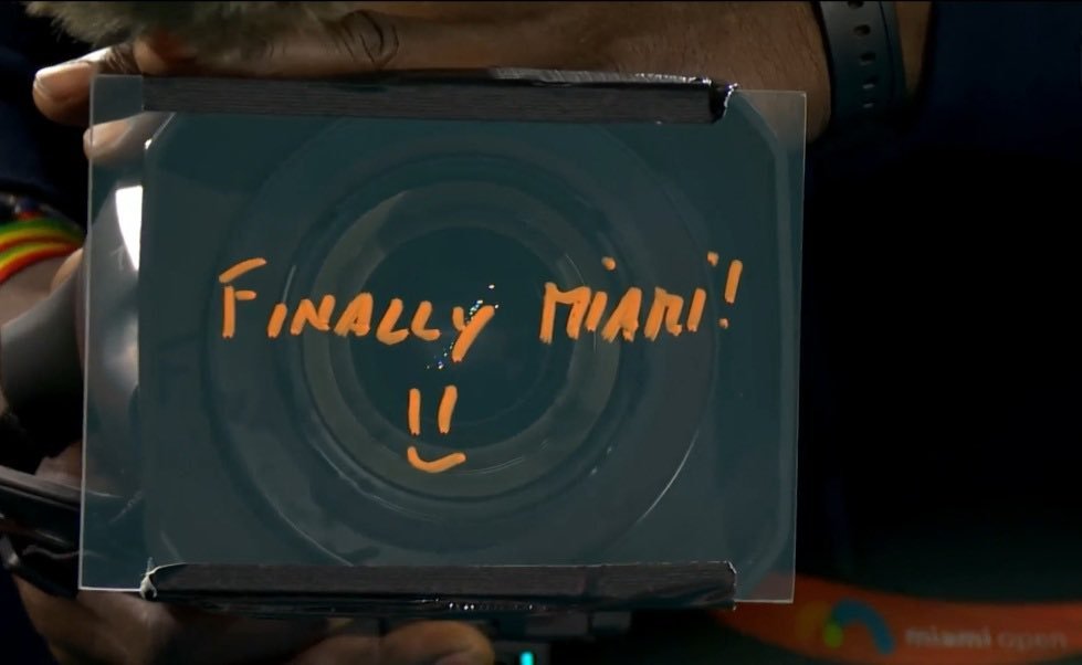 阿尔卡拉斯迈阿密赛开门红 阿尔卡拉斯赛后在镜头上写下的这两个单词应该如何理解？？