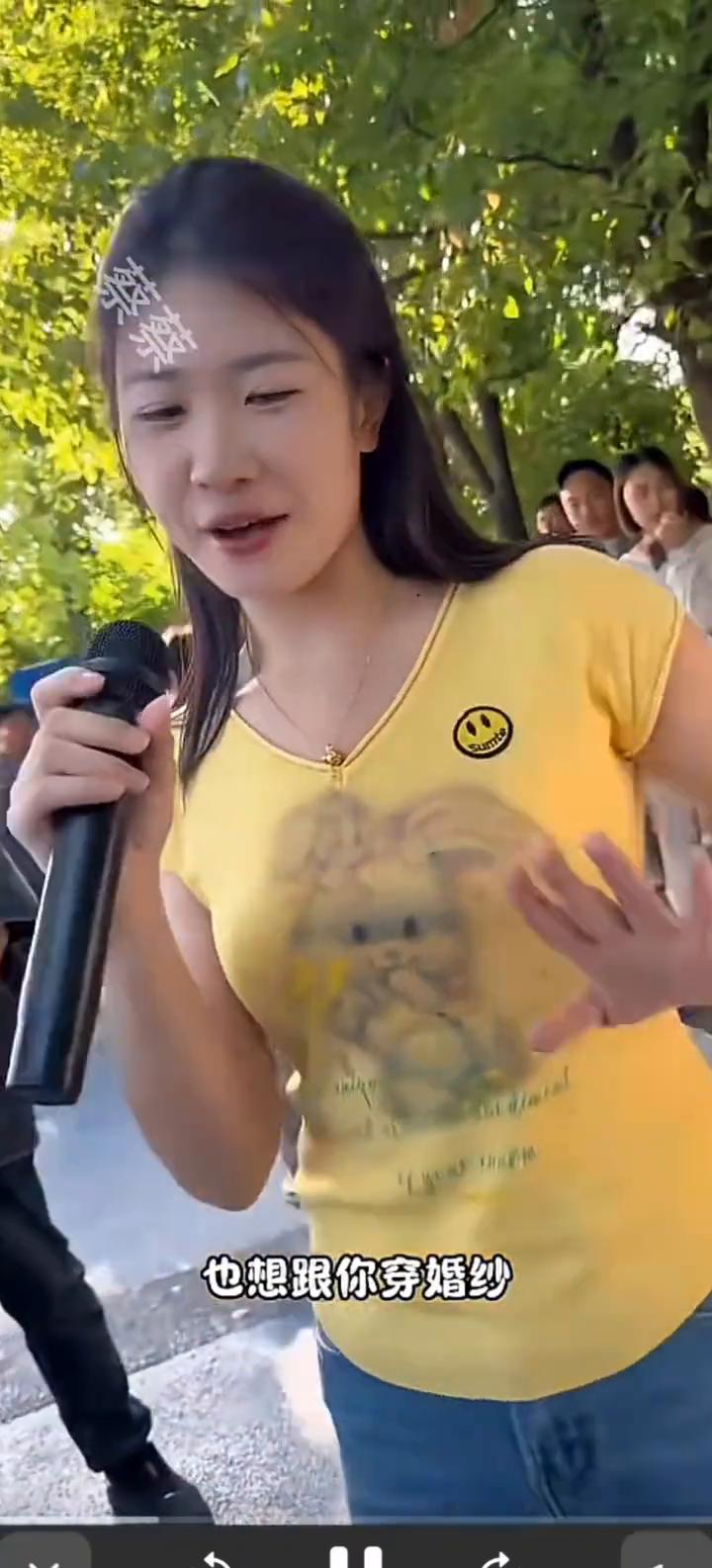 流浪歌手街头演唱《也想和你有个家》，太好听了。
也想跟你有个家，也想跟你穿婚纱，