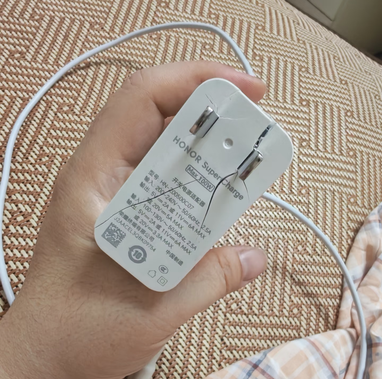数码闲聊站[超话] 第一次见这种，居然还能裂开[挖鼻][挖鼻] ​​​