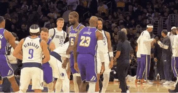 浓眉见到詹姆斯，怎么不笑呢，也不主动互动，好尴尬 