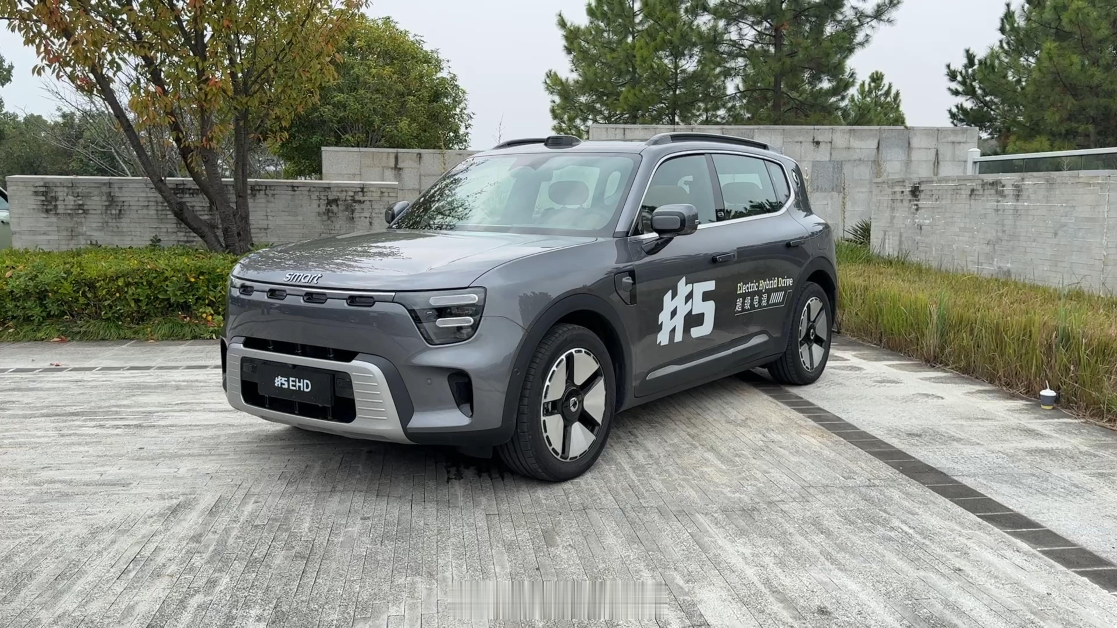 现在市面上的插混SUV越来越多，大家都在卷续航、卷配置、卷智能，可真要说有腔调的