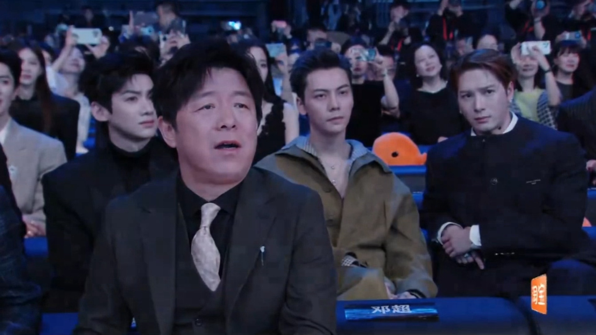 密码的我笑晕过去了台上机器人热舞镜头切到黄渤王嘉尔陈伟霆白敬亭他们四个就这样哈哈