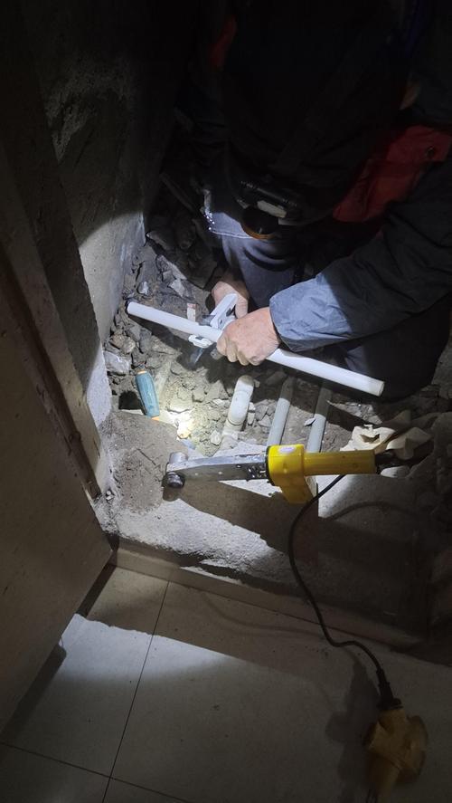 首先要找物业，由他们协调并请专业人员确定漏水点，之后由物业督促责任人维修。
若给