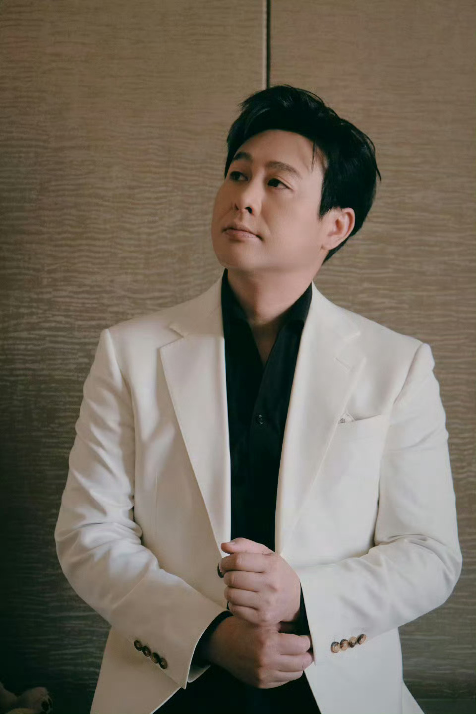 张颂文和发小聚餐中途救了人，家属送了锦旗，张颂文回应是很小的事不管是谁都会帮忙。