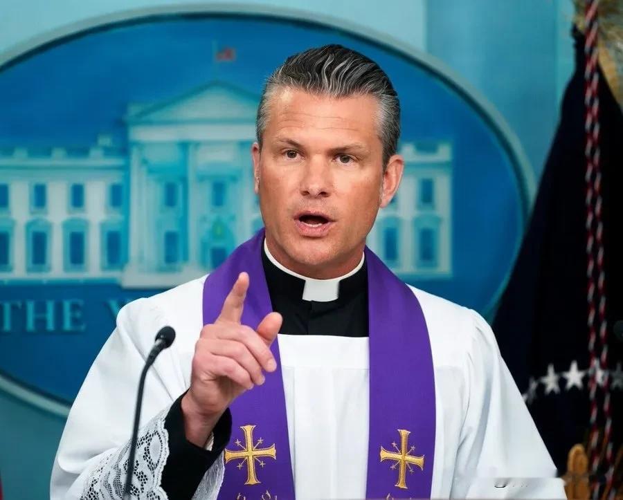 特朗普又在指责极右保守的战争部长赫格塞斯，教唆川普发动对伊朗战争。

川普正在考