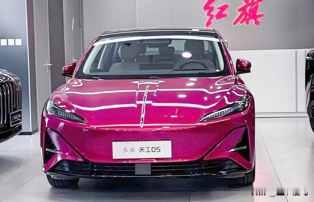 红旗天宫05堪称“出行安全界的戏精助手”。它的代驾模式可不是摆设，L2.9级智驾