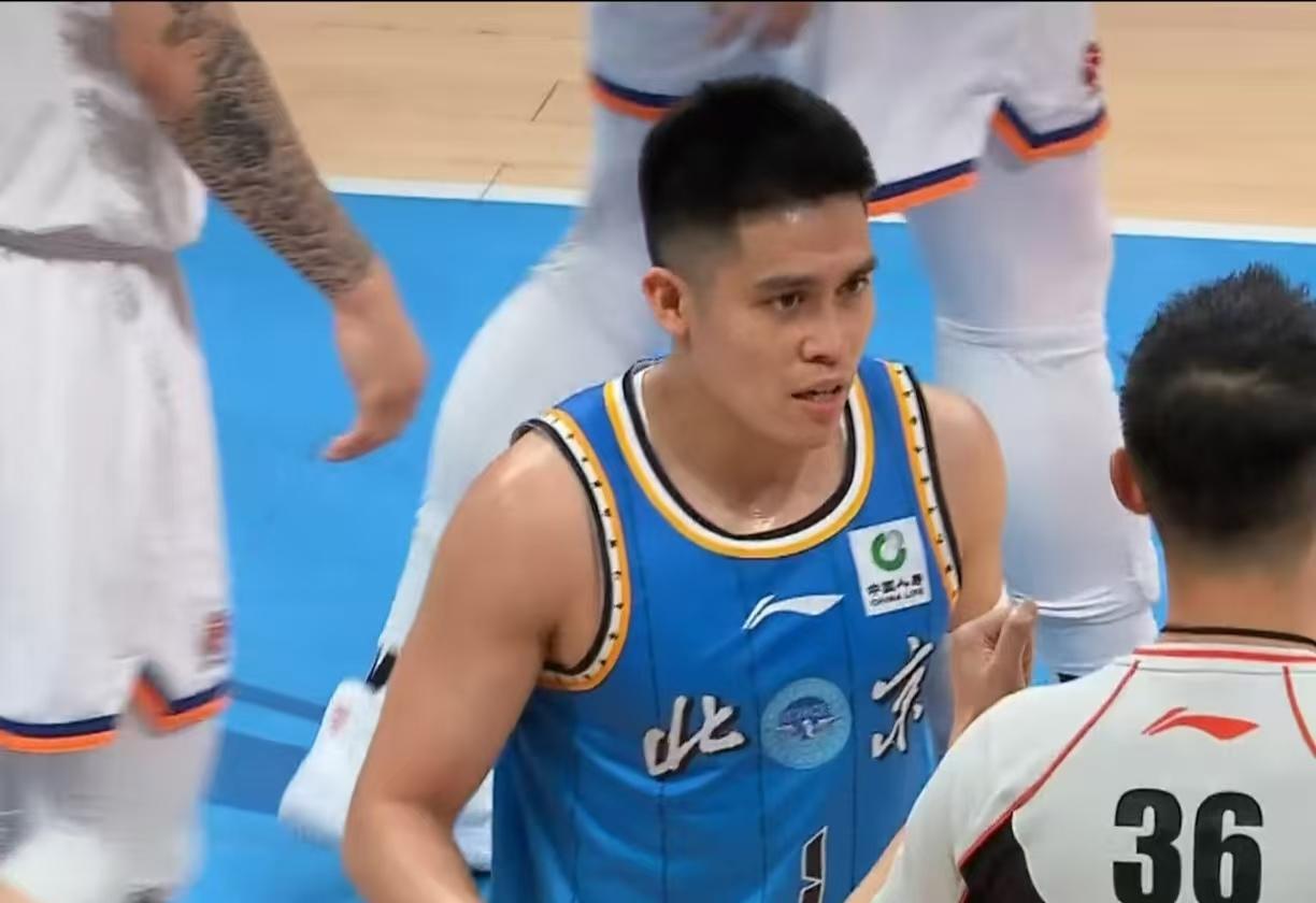 北京队这赛季恐怕又白忙活了，本土阵容看似堆得豪华，结果有可能还是陪跑，夺冠梦怕是