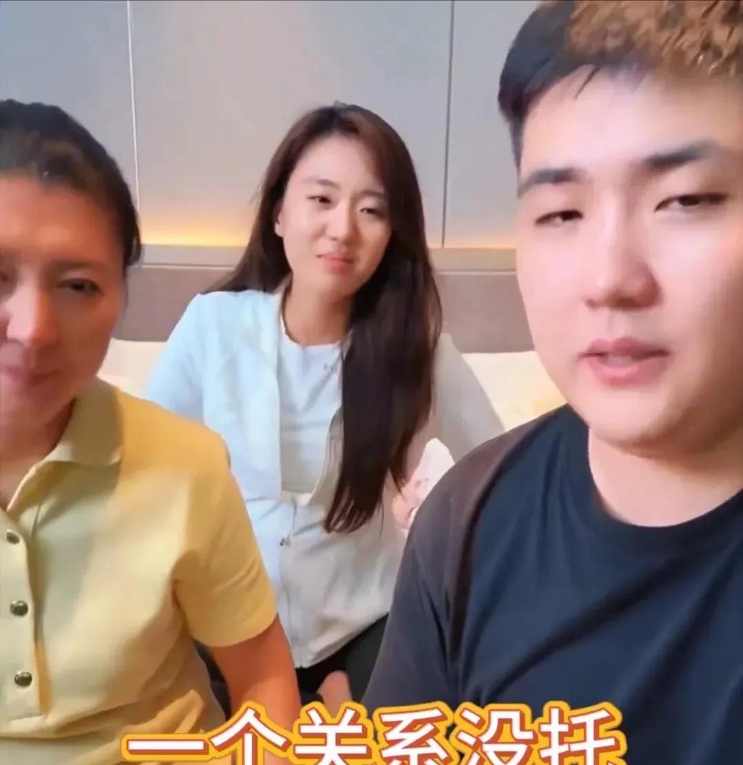 林傲霏最骄傲的不是自己，而是妻子徐梦迪凭实力站上音乐剧C位。
直播镜头里，婆婆闫