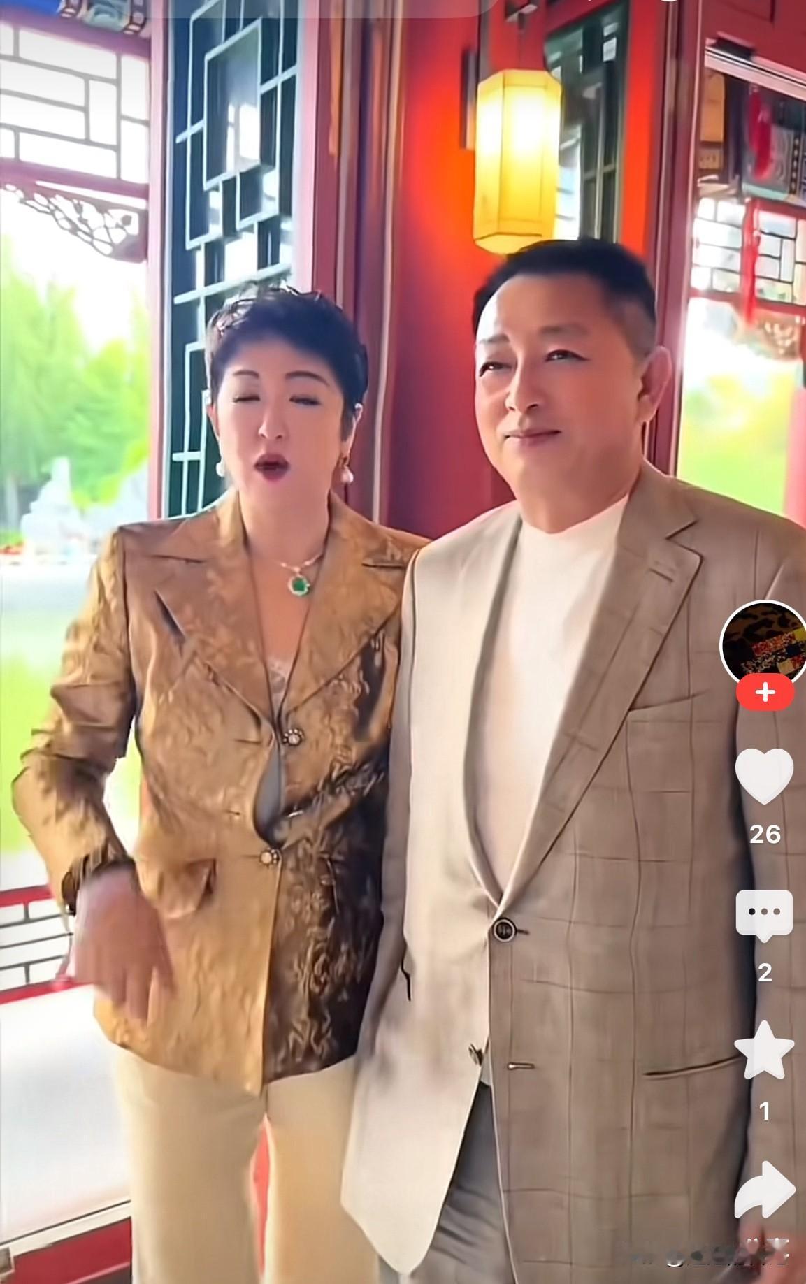 汪大爷自从跟刘行长在一起之后，整个人变化可大了，我不惧怕出镜了，跟张兰也能和平相