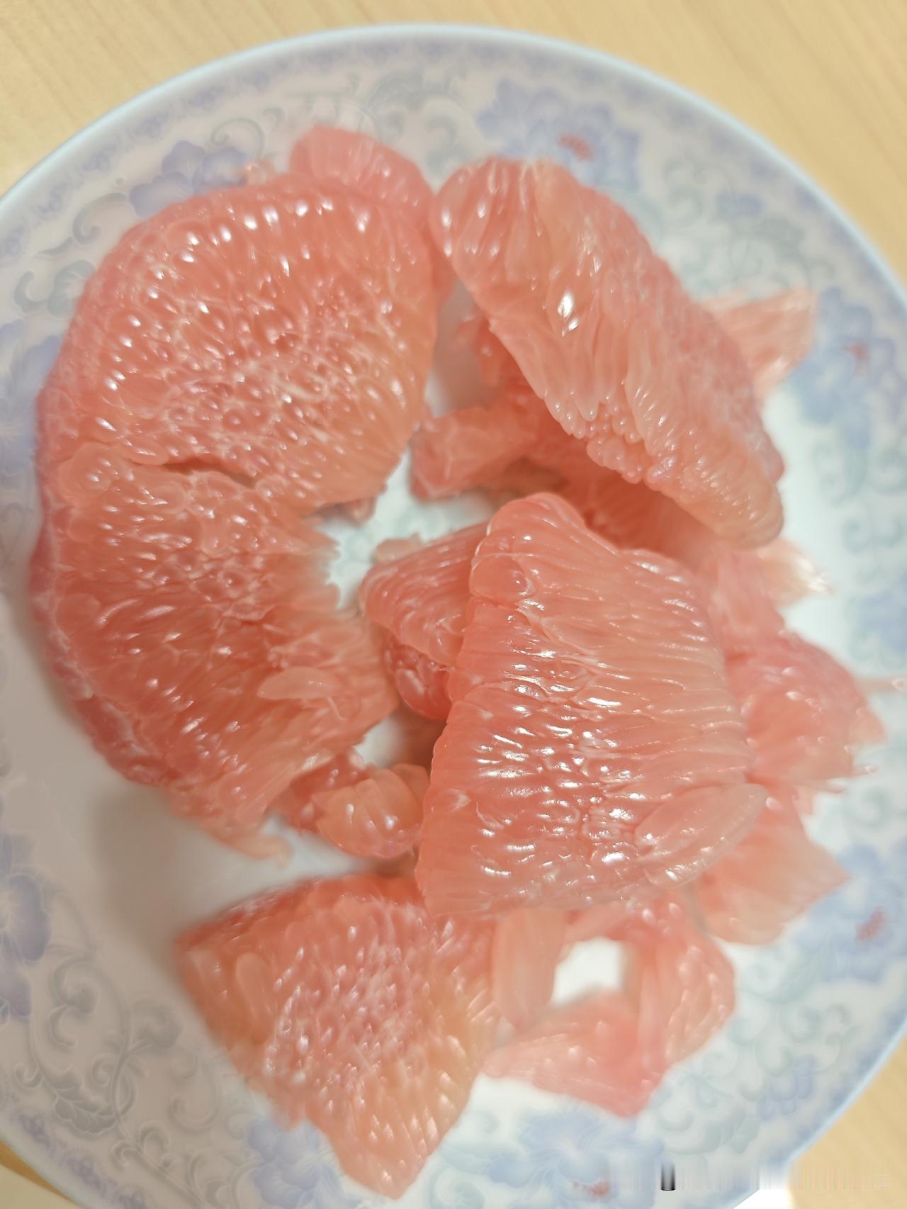昨天邻居拿来几个蜜柚，说这是梅州产的。今晚吃过晚饭我开了一个，哇塞，这也太好吃了