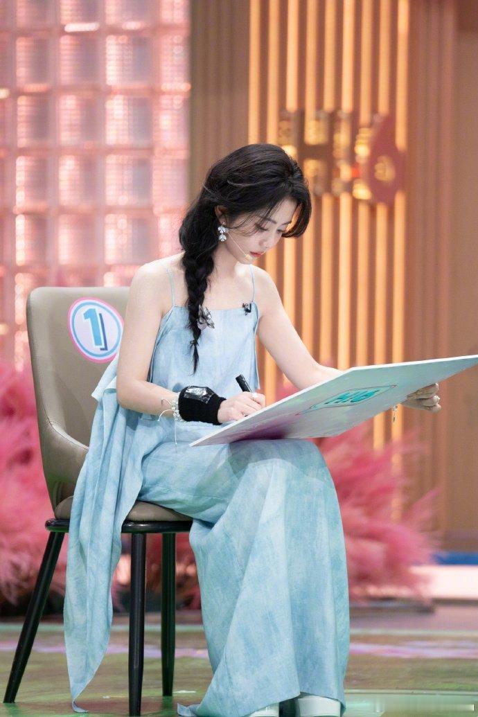 谭松韵 这综艺没剧本吗你好星期六 这选队友的剧情太戏剧性啦！谭松韵先选迪哥，准备