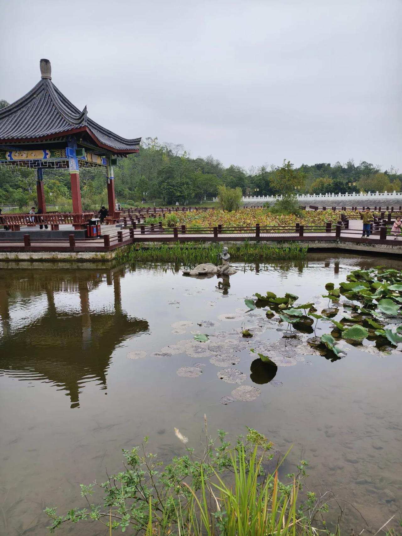 牛背牧童
       ——南木子
一头水兽泡澡欢，
牛背牧童吹笛闲。
幸福生活