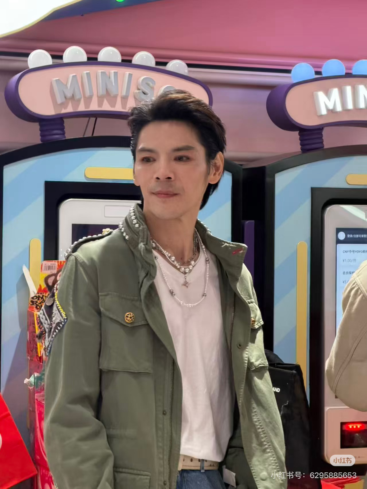 向佐终于像个人了其实他收拾打扮一下还是可以的，就是有时候做表情的时候会奇怪，感觉