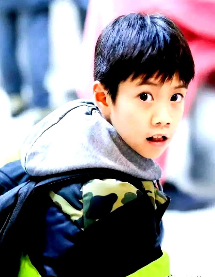 我隔着屏幕都替Jagger捏把汗，那松垮垮的样子，真怕他长歪了。
可郑钧一开口，