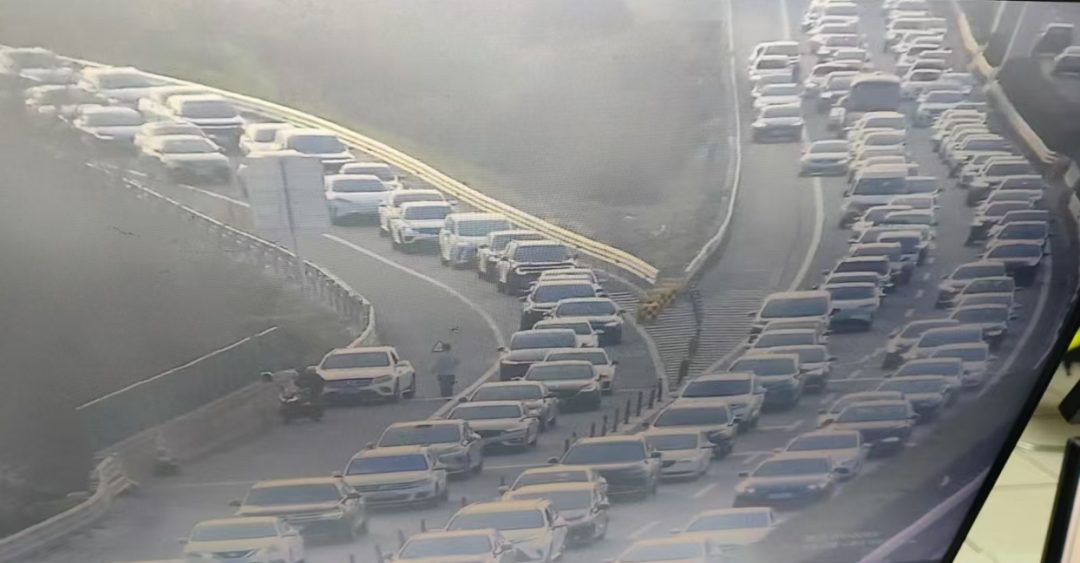 提前返程的聪明人连饭都带了男子返程堵车12小时变24小时热点解读 春节长假即将结