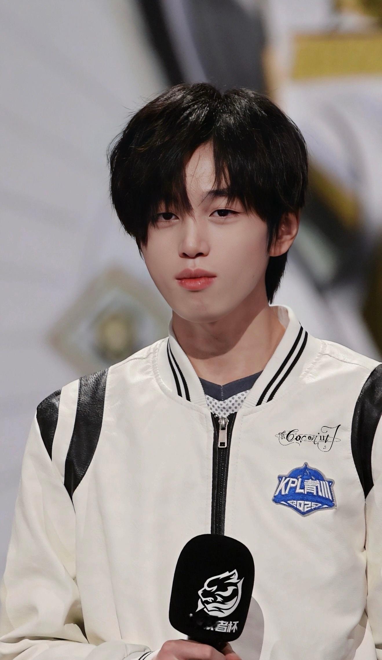 无言ZHY  伟大的新人美时期🥰cr见水印 