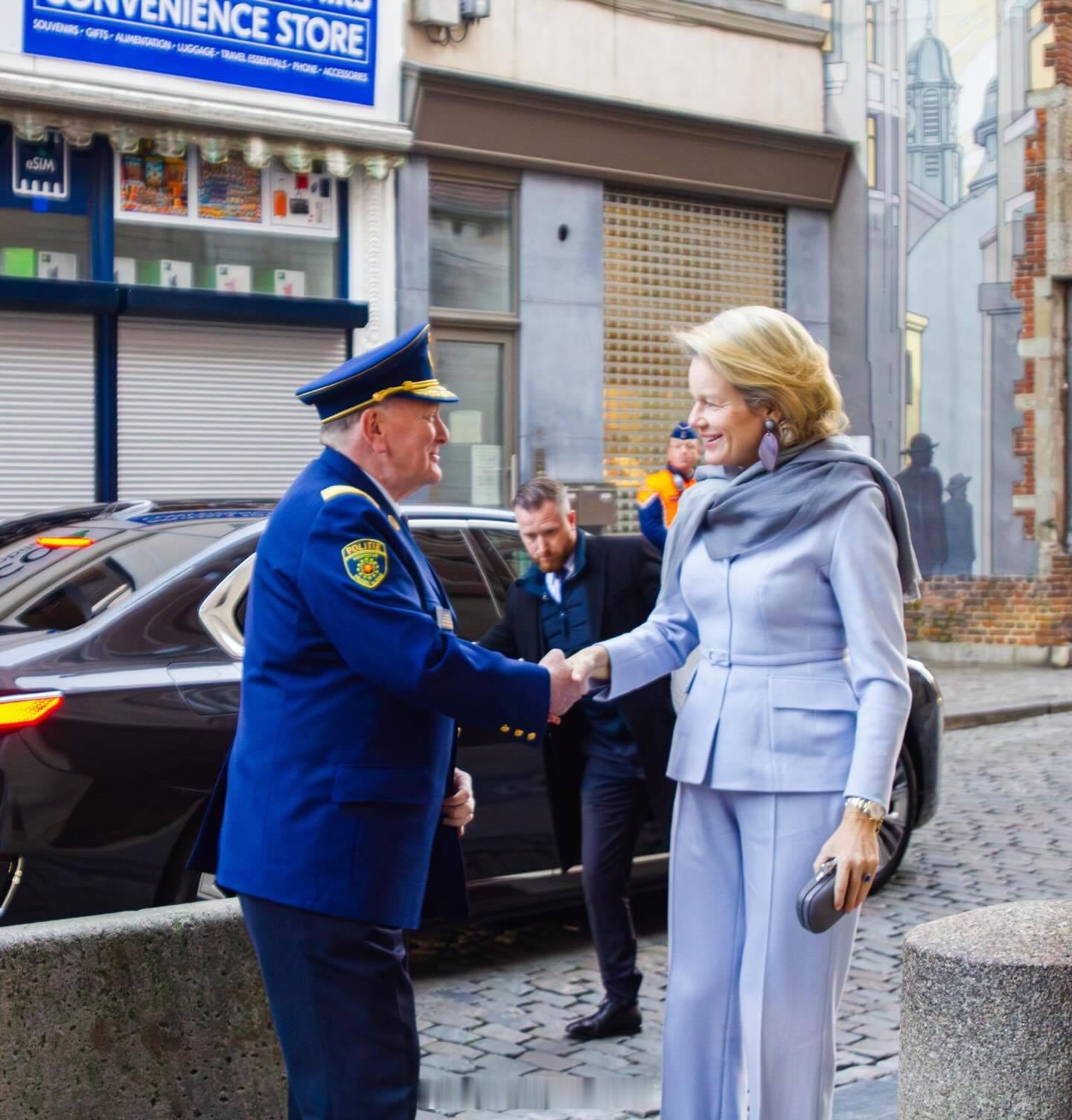 12.4 比利时王后玛蒂尔德探访紧急受害者援助中心，大狗子看着好乖呀 