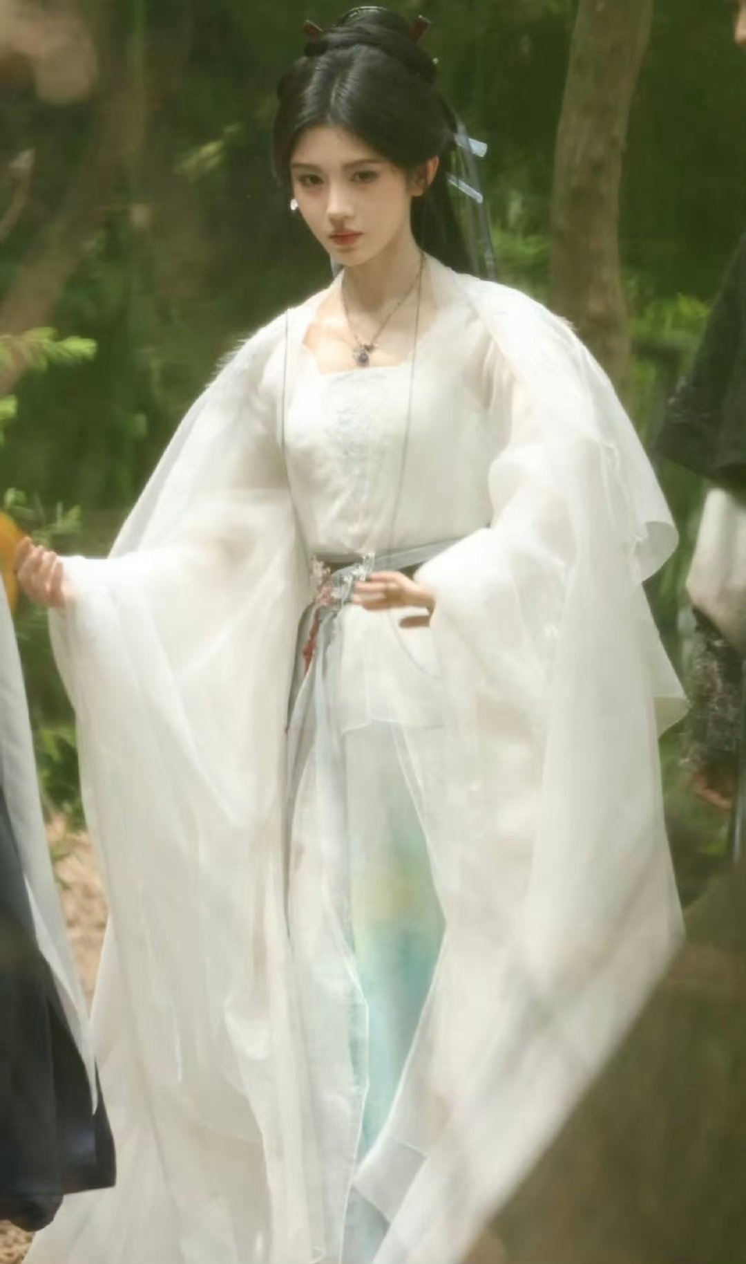 鞠婧祎来战阿黛白衣造型路透鞠婧祎来战阿黛白衣路透 鞠婧祎来战阿黛白衣路透[求关注