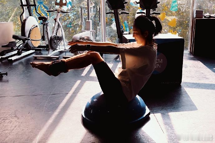 #佟丽娅11宫格幕后plog##佟丽娅没有文案只有流汗# ​​​佟丽娅用 11 