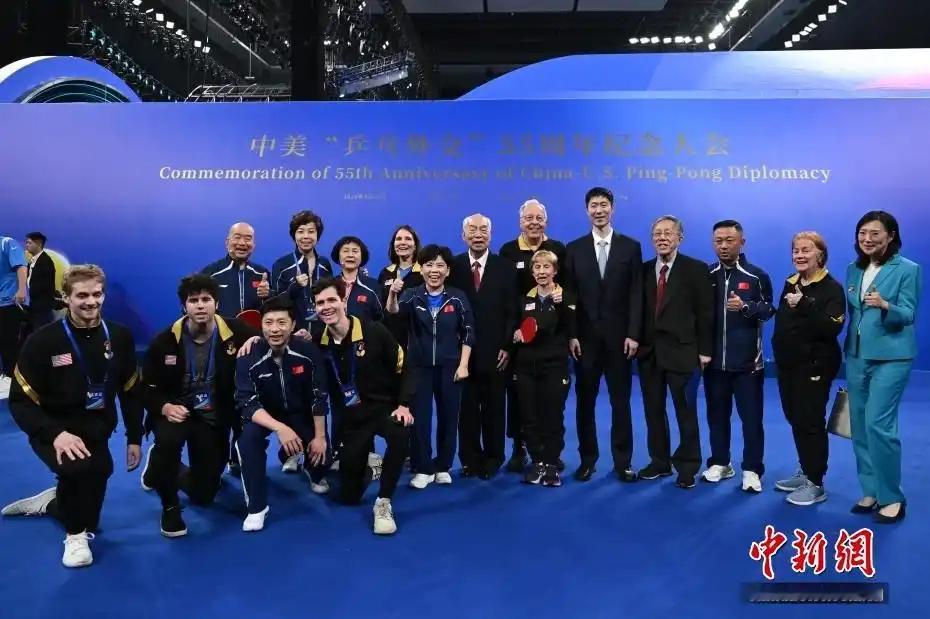 张怡宁马龙热聊  要不说马龙肩膀能扛事呢4月10日，中美“乒乓外交”55周年纪念