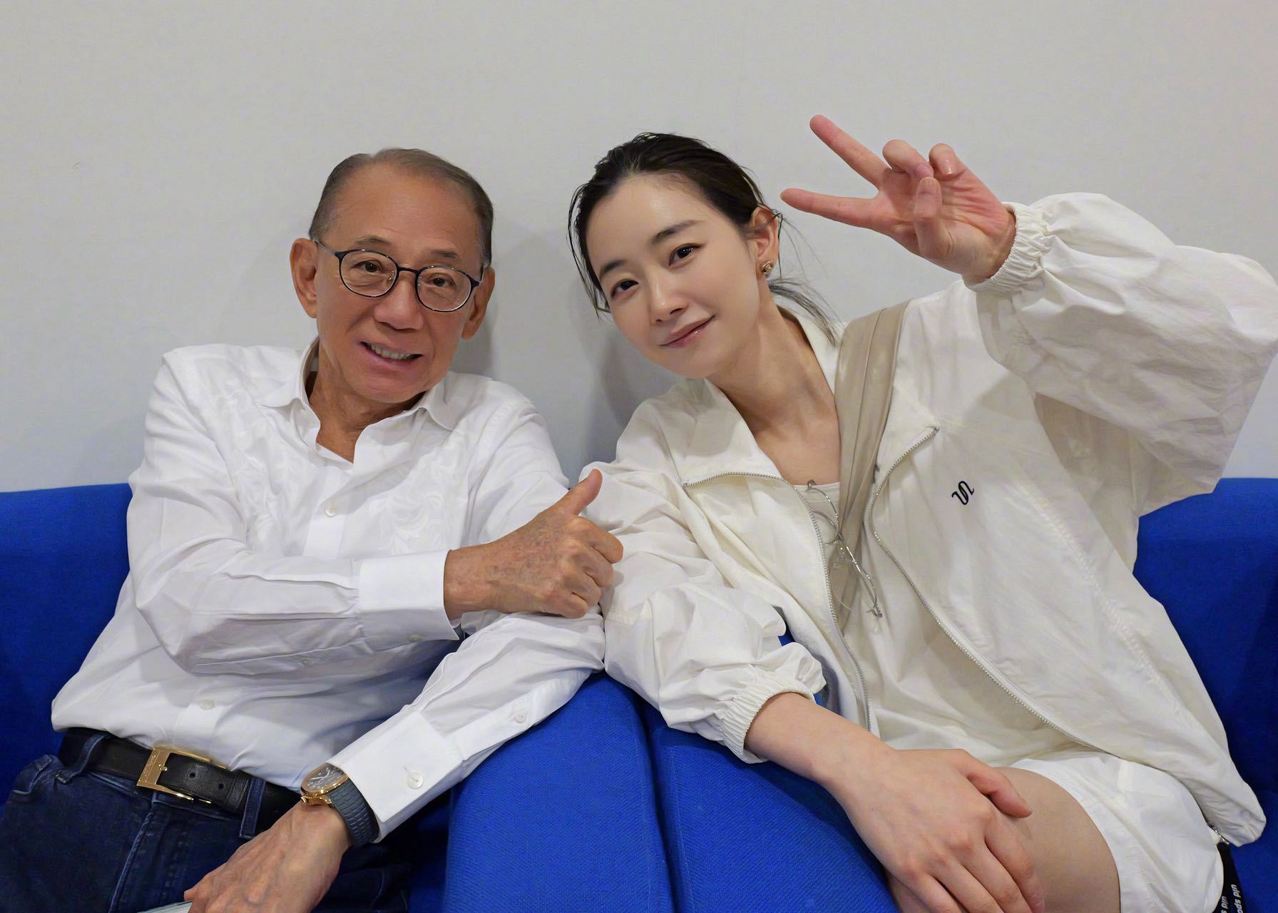 刘雅瑟晒与吴京谢楠梓渝合照微博晒谢霆锋演唱会北京站后台合照，不仅有英皇老板杨受成