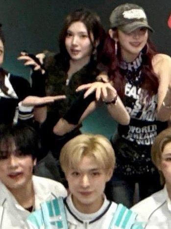 我也是没招了 你两个老是在一起合照 