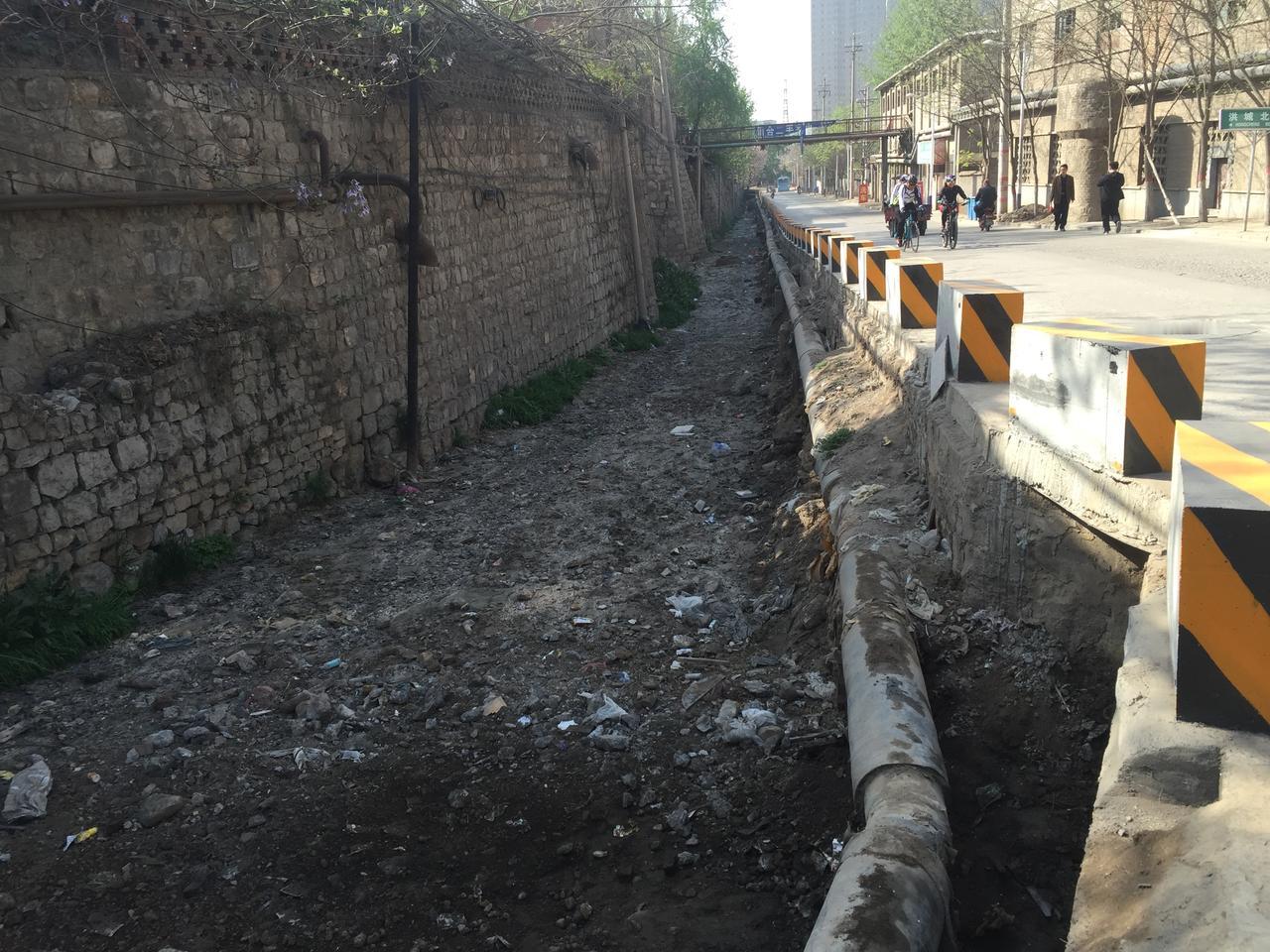 阳泉市洪城河区在上世纪九十年代是条干涸的河道，污水肆意漫流，棚户简屋随处分布。后