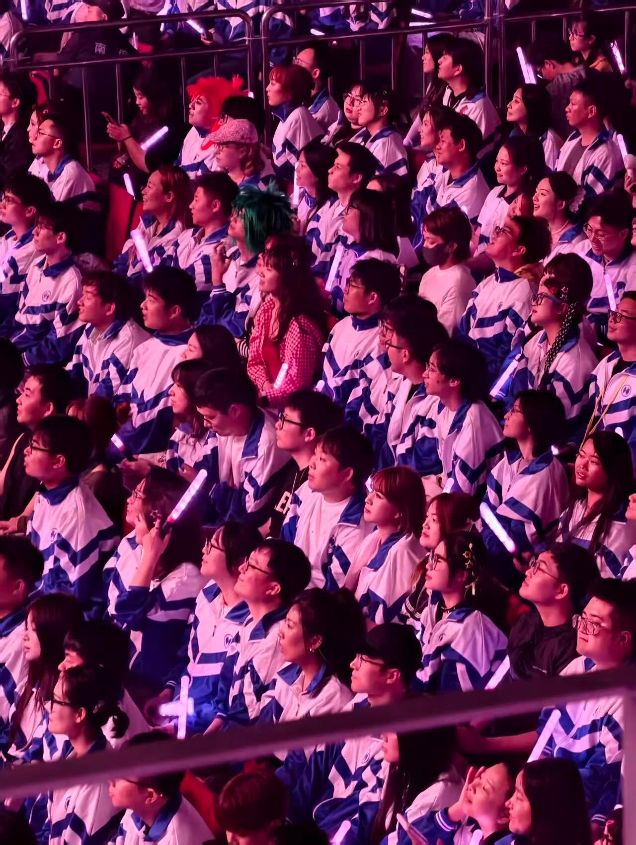 徐良演唱会送米面粮油电瓶车 都以梦为马，共负韶华了，就是年会啊