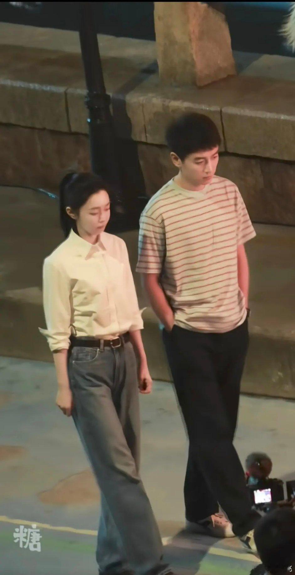 陈晓这张路透很显小啊，很青春 