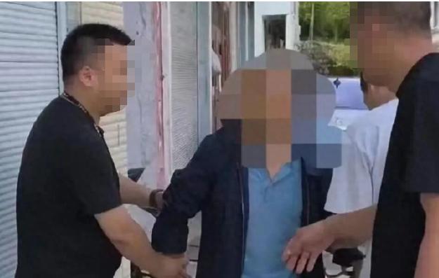 四川宜宾一名男子和已婚女邻居长期保持婚外情关系，矛盾爆发后，双方发生言语冲突，男