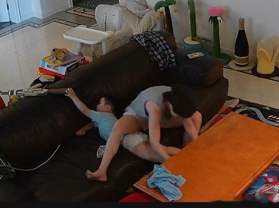 如果小孩会飞，只能用武力换衣服 ​​​