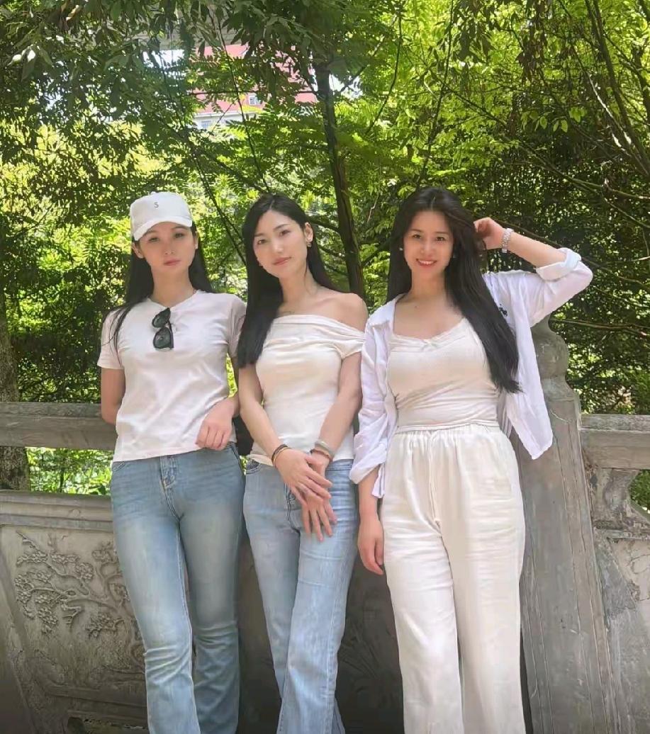 这三个女人个子都有一米六以上，长发披肩，美丽可爱。从外观你能判断出她们的年龄大小