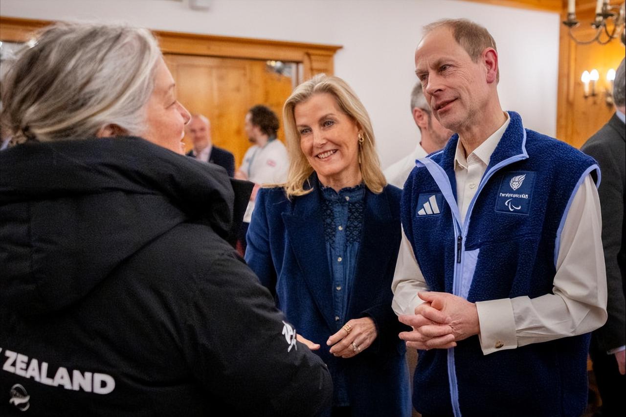 爱丁堡公爵夫妇@意大利冬季残奥村[呲牙]
劳模夫妻很久没合体出席公务了，
今年在