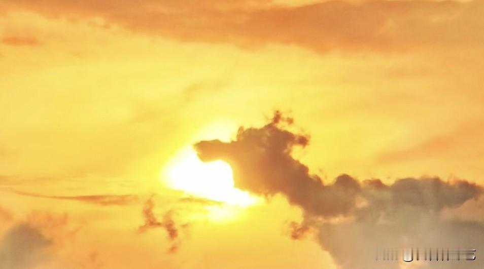 今年春天最想实现的心愿落日把云浸成熔金，那团影裹着暖光，像把黄昏的甜揉进了焰色里