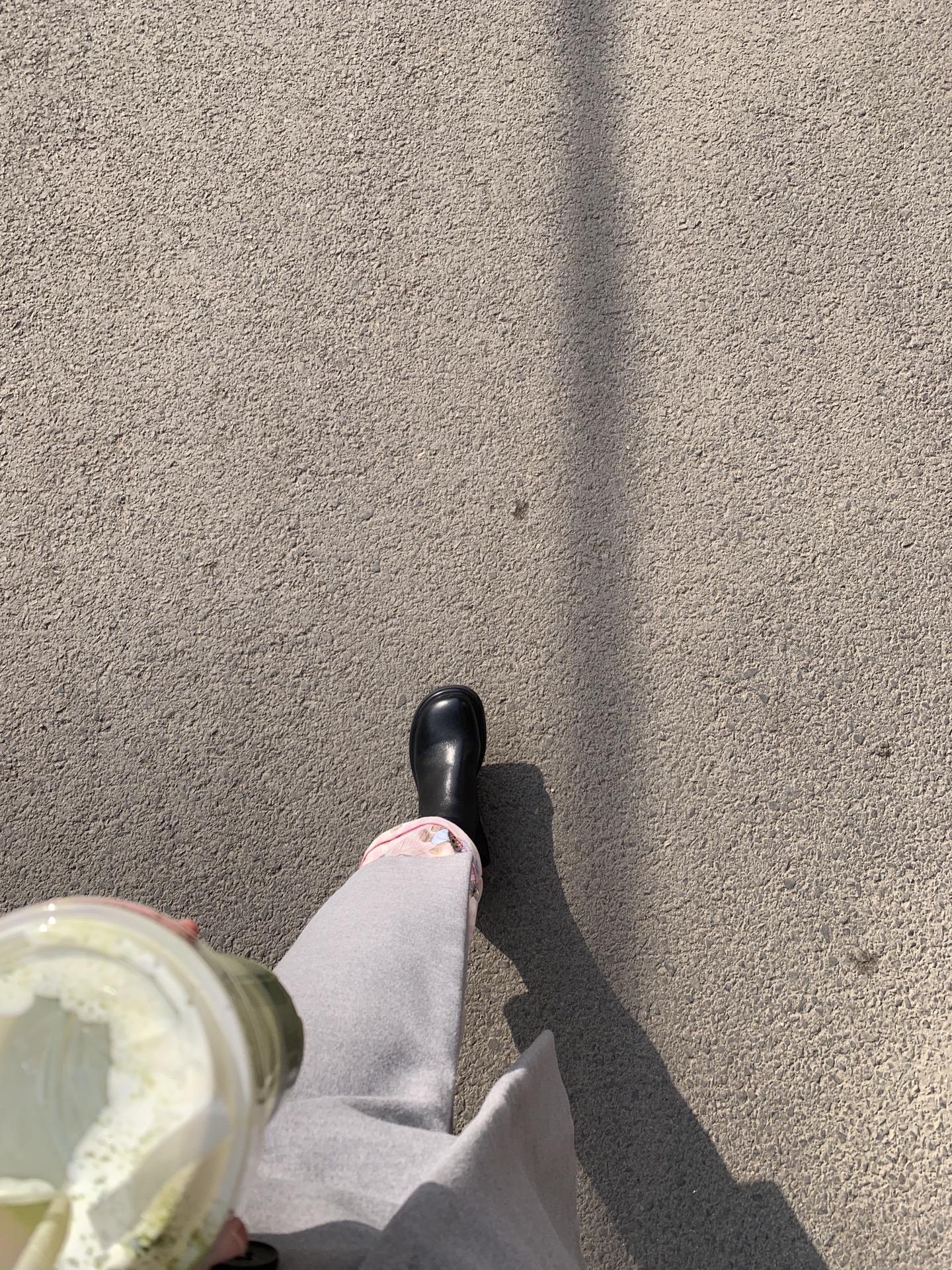 睡衣睡裤里面啥也没穿，配皮鞋大衣，哥们玩的就是西海岸  去哪睡衣都焊我...