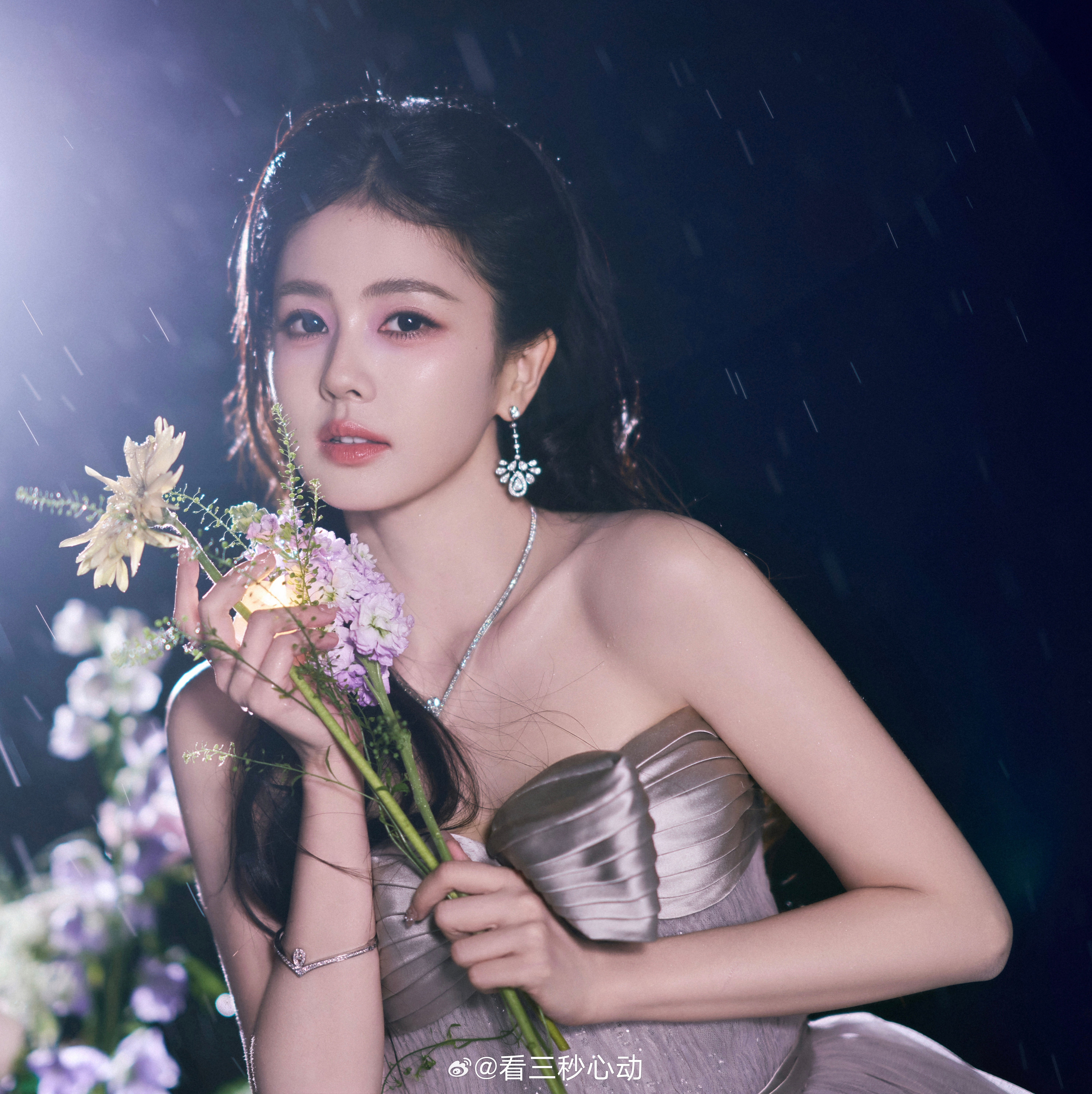 白鹿芭莎第二套芭莎盛典第二套造型今晚是紫罗兰公主💜 