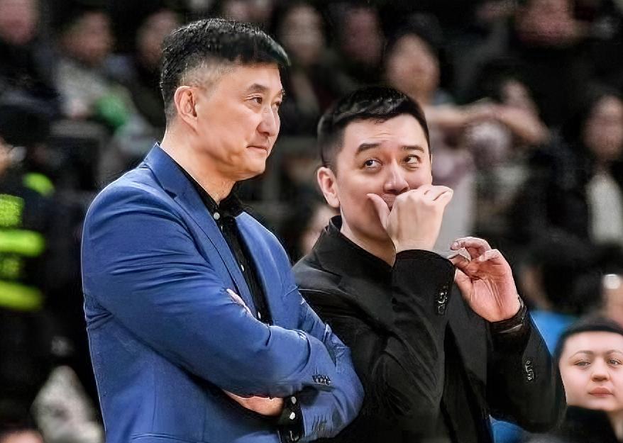 杜锋：杨解说，看来我要步你后尘了？感觉我的球员都在演我呢！
杨鸣：看来你也不比我